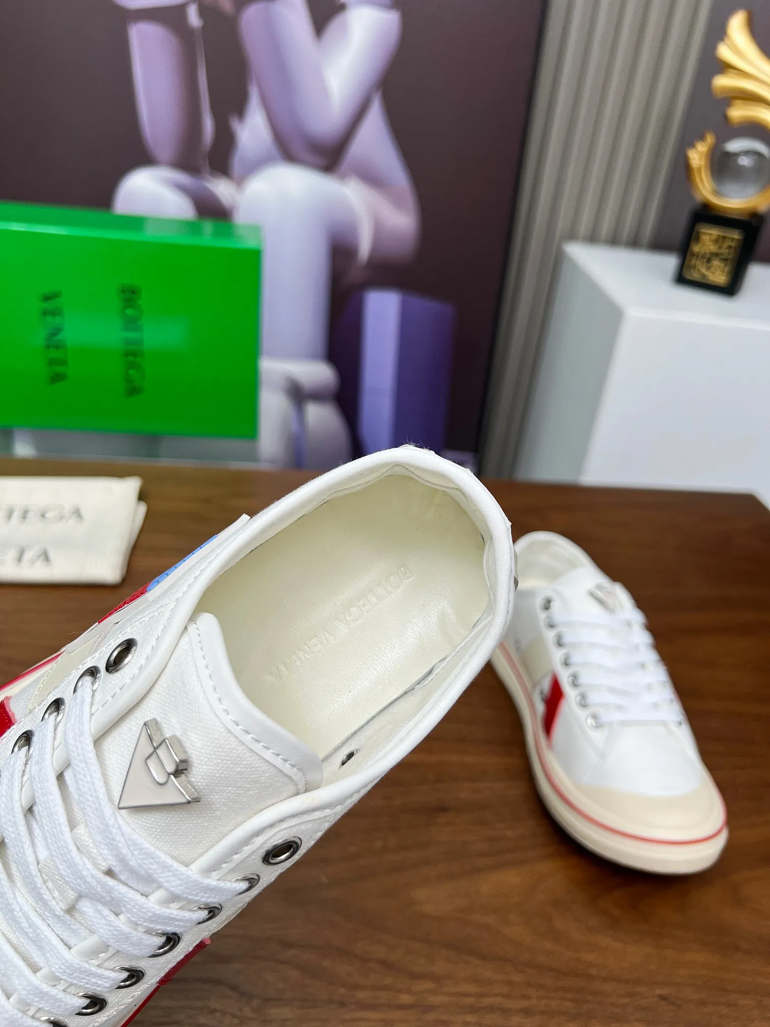 Men's men's shoes 💰500💰 Bottega Veneta BV's latest Eliot series retro basketball shoes casual sports canvas shoes will become gods once it is launched‼ ️ Inspired by retro basketball sneakers, the color combination highlights youthful vitality and perfectly interprets the theme of youth and childlike innocence. The details are also very particular. The summer canvas brings excellent durability and comfort. Designs such as calfskin trim, rubber toe caps and hand-painted retro red lines are full of retro feel. The round toe and convex sole add a modern feel and are suitable for various styles. Easily create a fashionable atmosphere. The upper foot is the focus...can be worn as a couple's shoes...The red lines on each shoe edge are hand-painted, which adds more taste and attitude! ✦Fabric: Original customized high-density canvas + cowhide ✦Inner: original customized breathable canvas ✦Insole: movable latex cowhide insole ✦Sole: original molded non-slip and wear-resistant TPU material ✦Sole thickness: 3cm, low-profile, single shoe ✦Number of sizes: female size 35--40, female 40 is customized and non-returnable❕ ✦Number: male size 39--45, male 45 is customized and non-returnable❗️